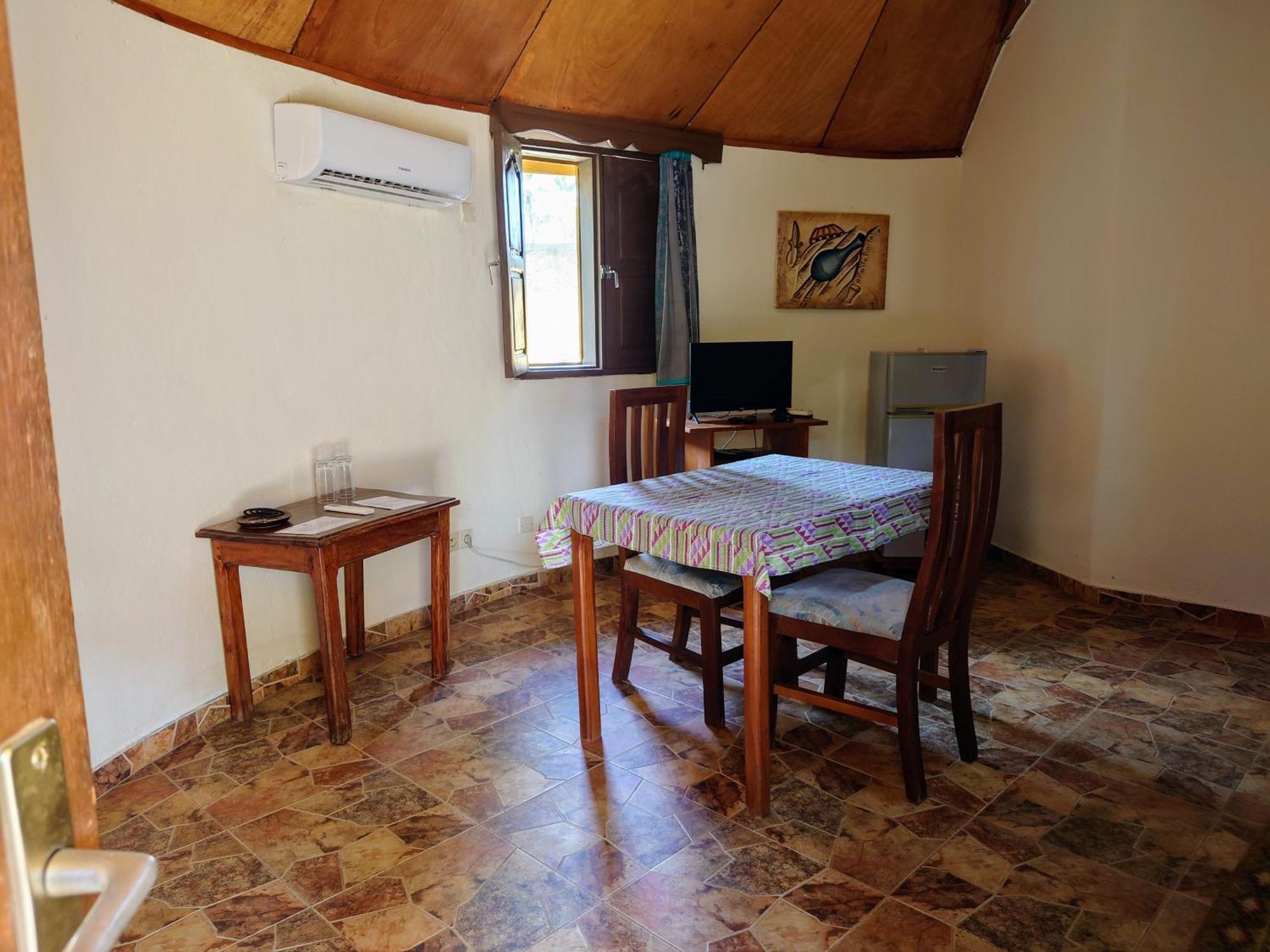 Rundbungalow Auf Lionsrest Grand-Bassam Exteriér fotografie